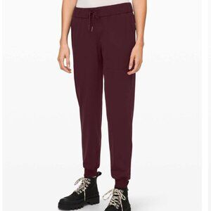 Lululemon On the Fly Jogger *Luxtreme 25" Cassis Size 6